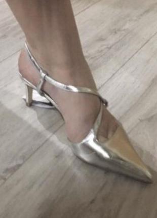 Новые кожаные нарядные серебряные туфли zara, 37 размер2 фото