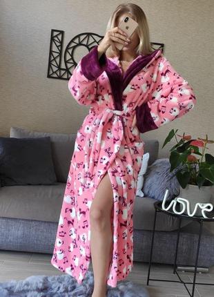 Женский плюшевый длинный халат с капюшоном розовый ноты4 фото