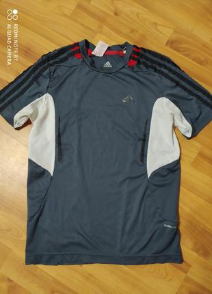 Футболка adidas.