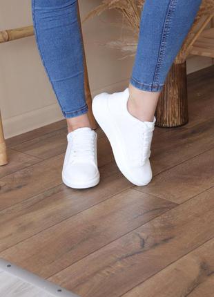 Білі кросы жіночі осінні легкі на шнурках білого кольору2 фото