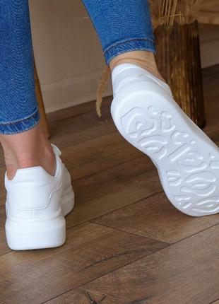 Білі кросы жіночі осінні легкі на шнурках білого кольору7 фото