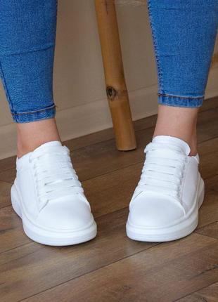 Білі кросы жіночі осінні легкі на шнурках білого кольору4 фото