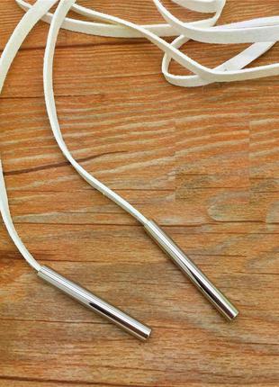 Замшевый белый чокер чоккер шнурок на шею шейку для шеи с хромовыми наконечниками "этюд" 9875