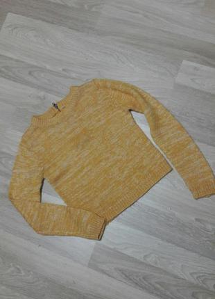 Вязаный жолтый свитер