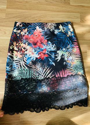 Яркая юбка в цветочный принт с атласной вставкой8 фото