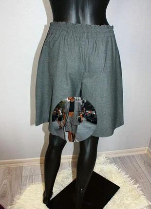 Базовые серые шорты бермуды из костюмной ткани длинные широкие с защипами серые длинные шорты