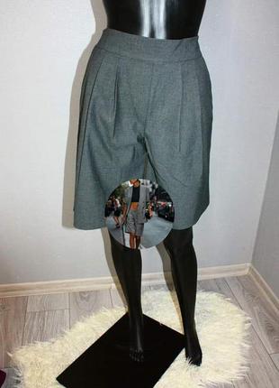 Базовые серые шорты бермуды из костюмной ткани длинные широкие с защипами серые длинные шорты