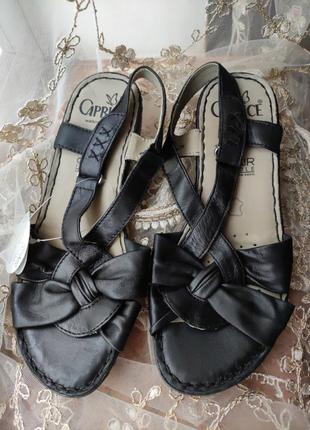 Босоніжки, сандалі