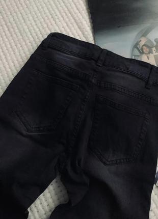 Чёрные джинсы скинни с потертостями boohoo petite skinny6 фото