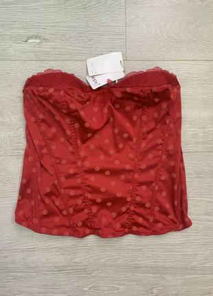 Новий червоний корсет, тренд сезону