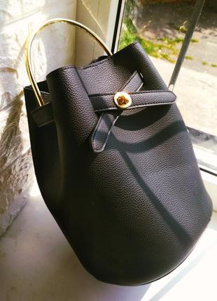 Чорна сумочка-бочонок primark із золотою ручкою1 фото