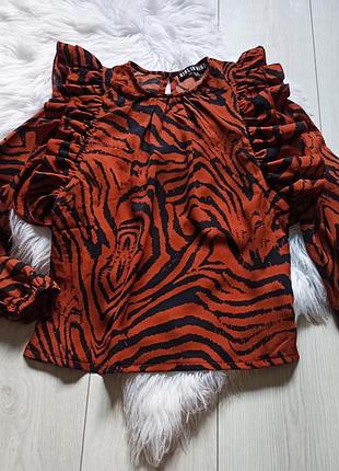 Красива блуза з воланами