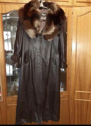 Женский кожаный плащ коричневый с меховым воротником, демисезон1 фото