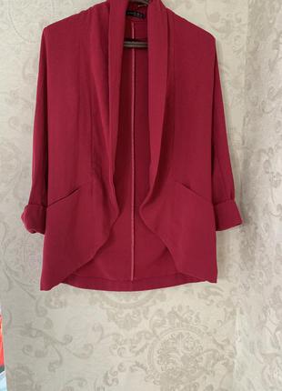 Гарний піджак яскравого малинового кольору
