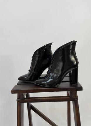 Эксклюзивные ботильоны из натуральной итальянской кожи лак чёрные на каблуках6 фото