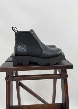 Эксклюзивные ботинки из натуральной итальянской кожи рептилия черные челси4 фото