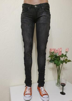 Стильные джинсы скинни стрейч bershka со шнуровкой на штанинах