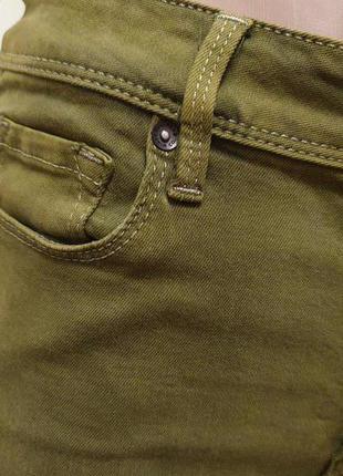 Стильные джинсы скинни стрейч цвета хаки10 фото