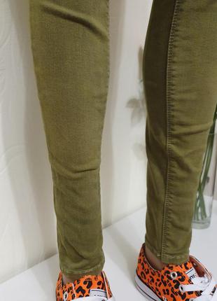 Стильные джинсы скинни стрейч цвета хаки9 фото