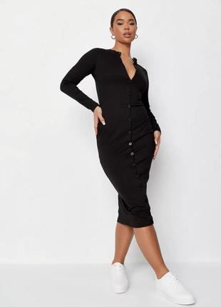 Чорне плаття міді на гудзиках