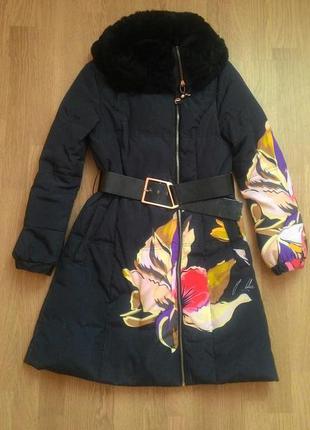 Яскравий пуховик