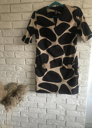 Сукня з цікавим принтом