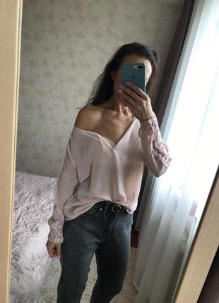 Нежная блуза на одно плечо
