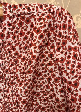 Очень красивая и стильная брендовая блузка в цветочках..шёлк/коттон.4 фото