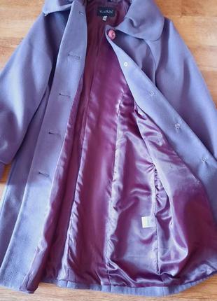 Стильное пальто под пояс фрезового цвета.4 фото