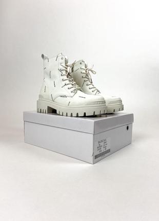 All over logo boots white жіночі демісезонні білі брендові черевики жіночі трендові білі ботінки