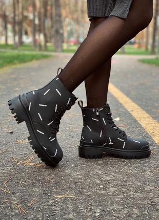All over logo boots black женские черные демисезонные брендовые ботинки жіночі чорні...