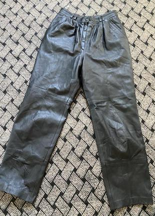 Кожаные брюки высокая посадка с двумя складками спереди1 фото