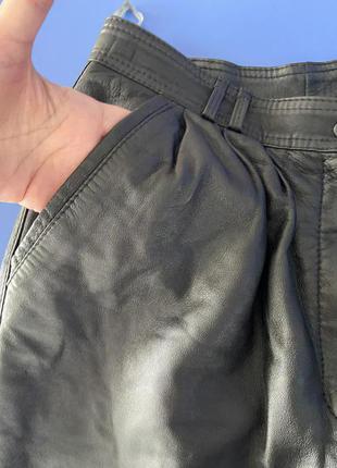 Кожаные брюки высокая посадка с двумя складками спереди3 фото