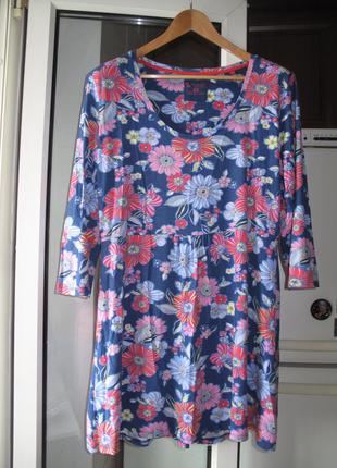 Гарнюще яскраве ефектне трикотажне плаття-туніка з популярним квітковим принтом