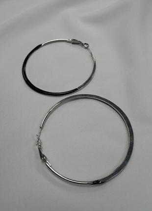 Сережки кільця сріблястого кольору з чорними вставками2 фото