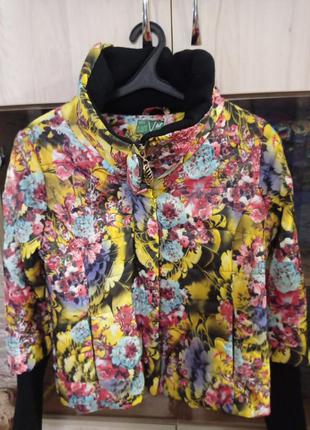 Короткая яркая стильная куртка
