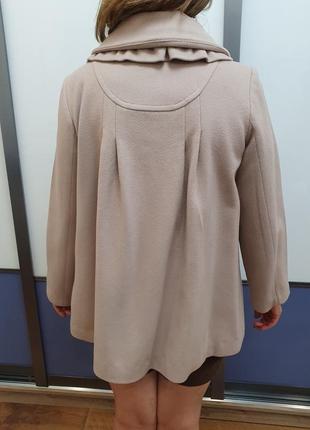 Вкорочене пальто жіноче бежевого кольору вільного крою10 фото