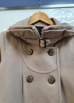 Вкорочене пальто жіноче бежевого кольору вільного крою5 фото