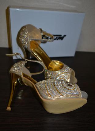 Распродажа! золотые открытые туфли-босоножки в камнях на каблуке от abloom (италия)4 фото