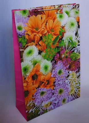 Величезний паперовий пакет з квітами. подарункові пакети для великого подарунка