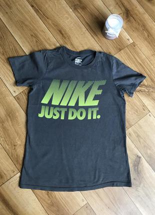 Футболка від nike з логотипом на грудях