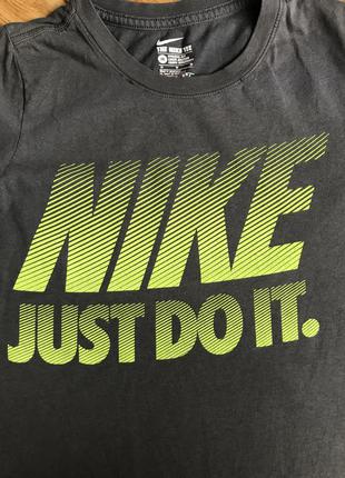 Футболка від nike з логотипом на грудях2 фото