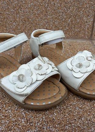 Босоніжки білі