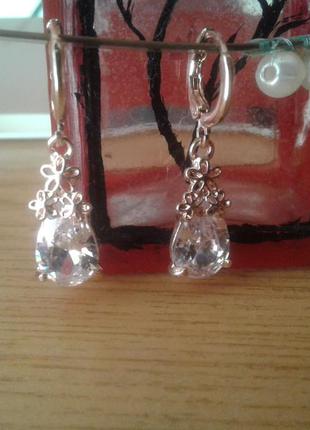 Витончені ошатні сережки з позолотою, яскравий страз з красивою огранюванням.