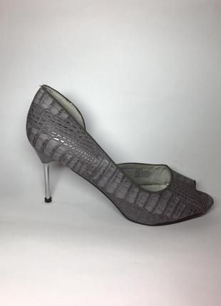 Очень красивые туфли, босоножки на тонком каблуке под рептилию, удобная работа.
