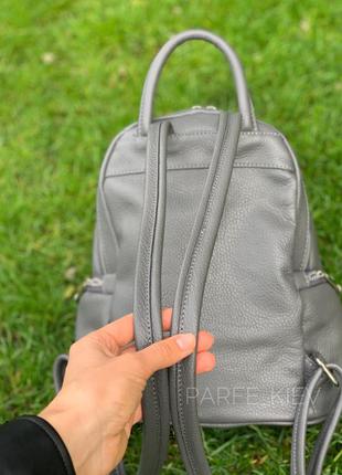 Серый кожаный итальянский женский городской рюкзак италия5 фото