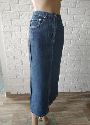 Джинсовая актуальная юбка с разрезом спереди.2 фото