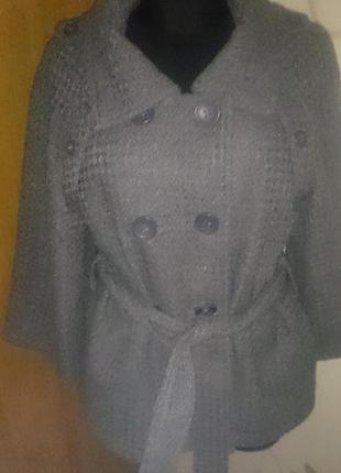 Стильне сіре пальто л під пояс