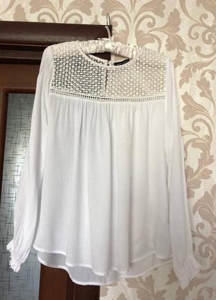 Ніжна біла блуза з мереживом