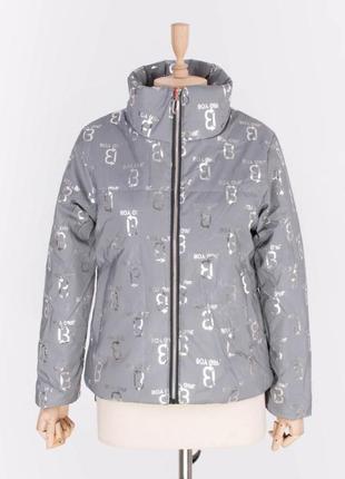 Стильная серая осенняя деми куртка с рисунком принтом